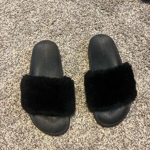 black fluffy slides